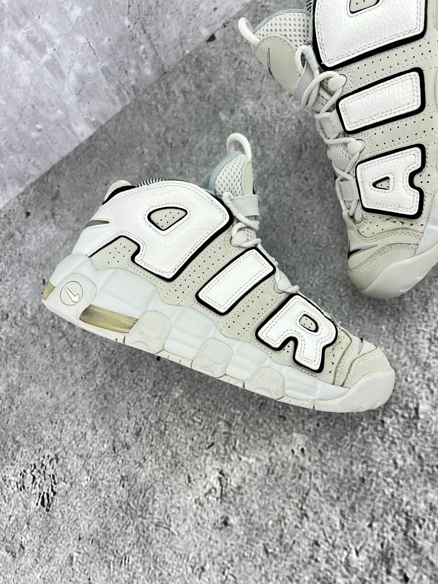 Nike Air More Uptempo Mid Photon Dust - buty sportowe, zewnętrzny panel prawego buta