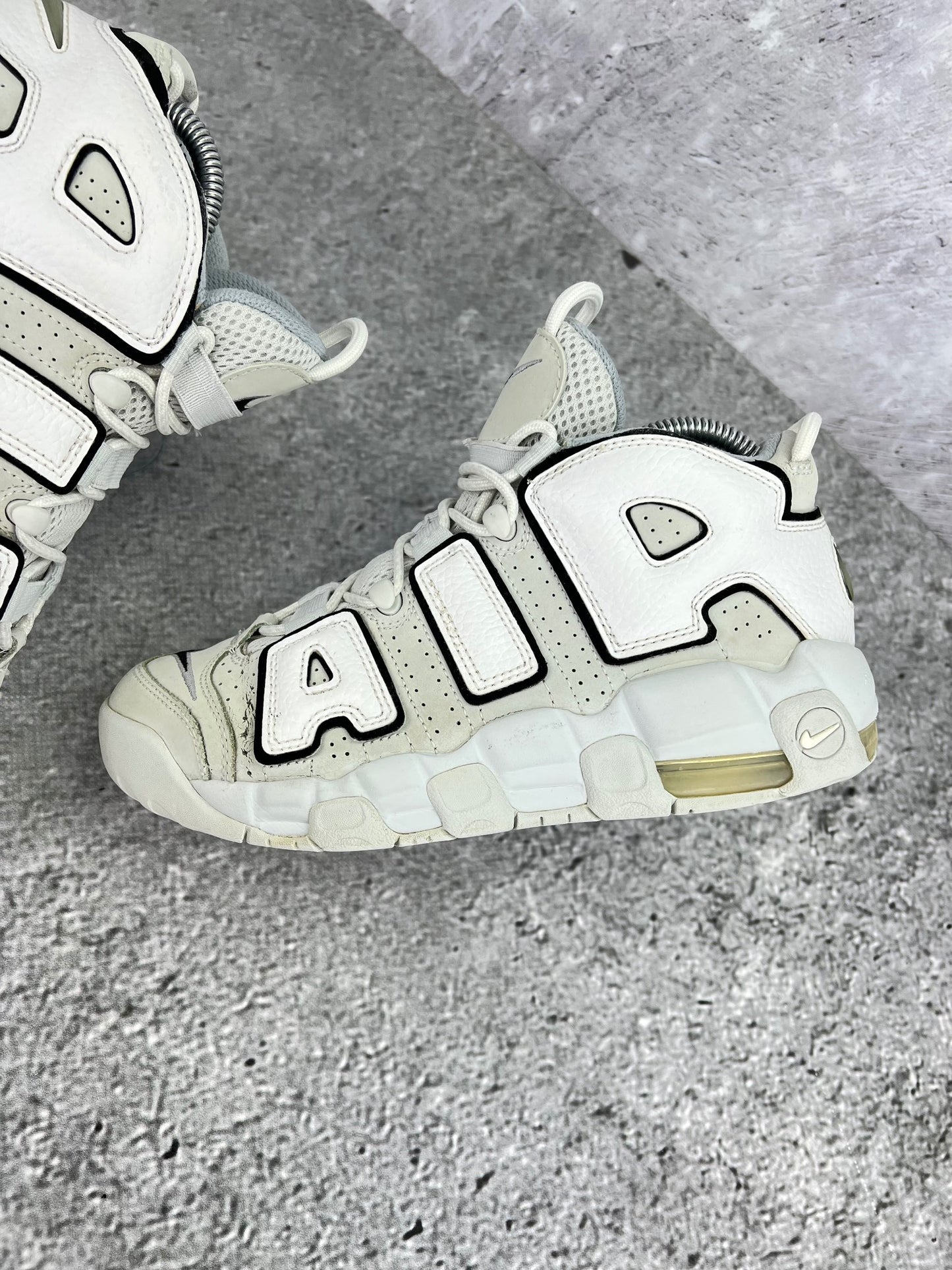 Nike Air More Uptempo Mid Photon Dust - buty sportowe, zewnętrzny panel lewego buta