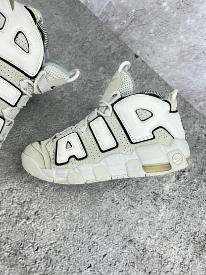 Nike Air More Uptempo Mid Photon Dust - buty sportowe, zewnętrzny panel lewego buta