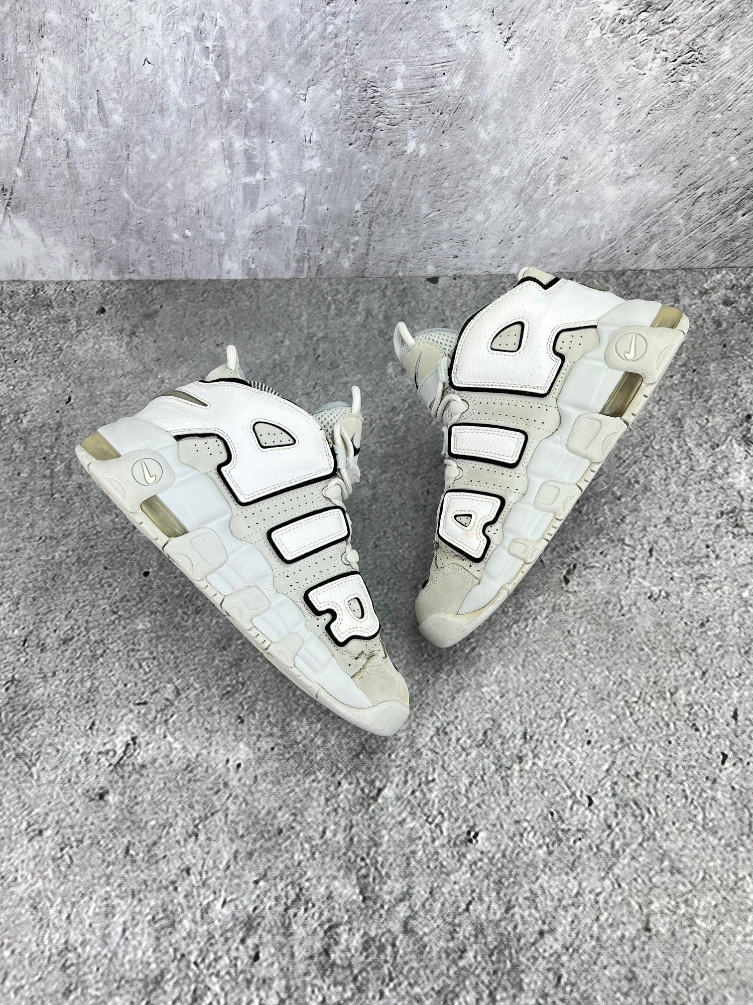 Nike Air More Uptempo Mid Photon Dust - buty sportowe, widok z góry na wewnętrzną stronę butów