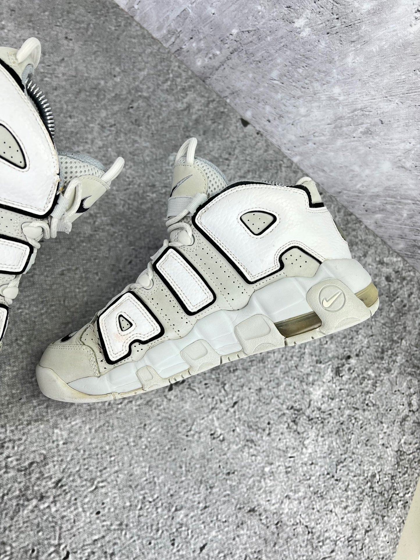 Nike Air More Uptempo Mid Photon Dust - buty sportowe, wewnętrzny panel lewego buta