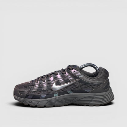 Nike P-6000 GS Cave Stone — buty sportowe damskie w bardzo dobrym stanie rozmiar 37.5, boczny profil, lewa strona