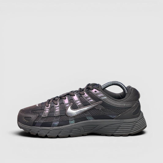 Nike P-6000 GS Cave Stone — buty sportowe damskie w bardzo dobrym stanie rozmiar 37.5, boczny profil, lewa strona