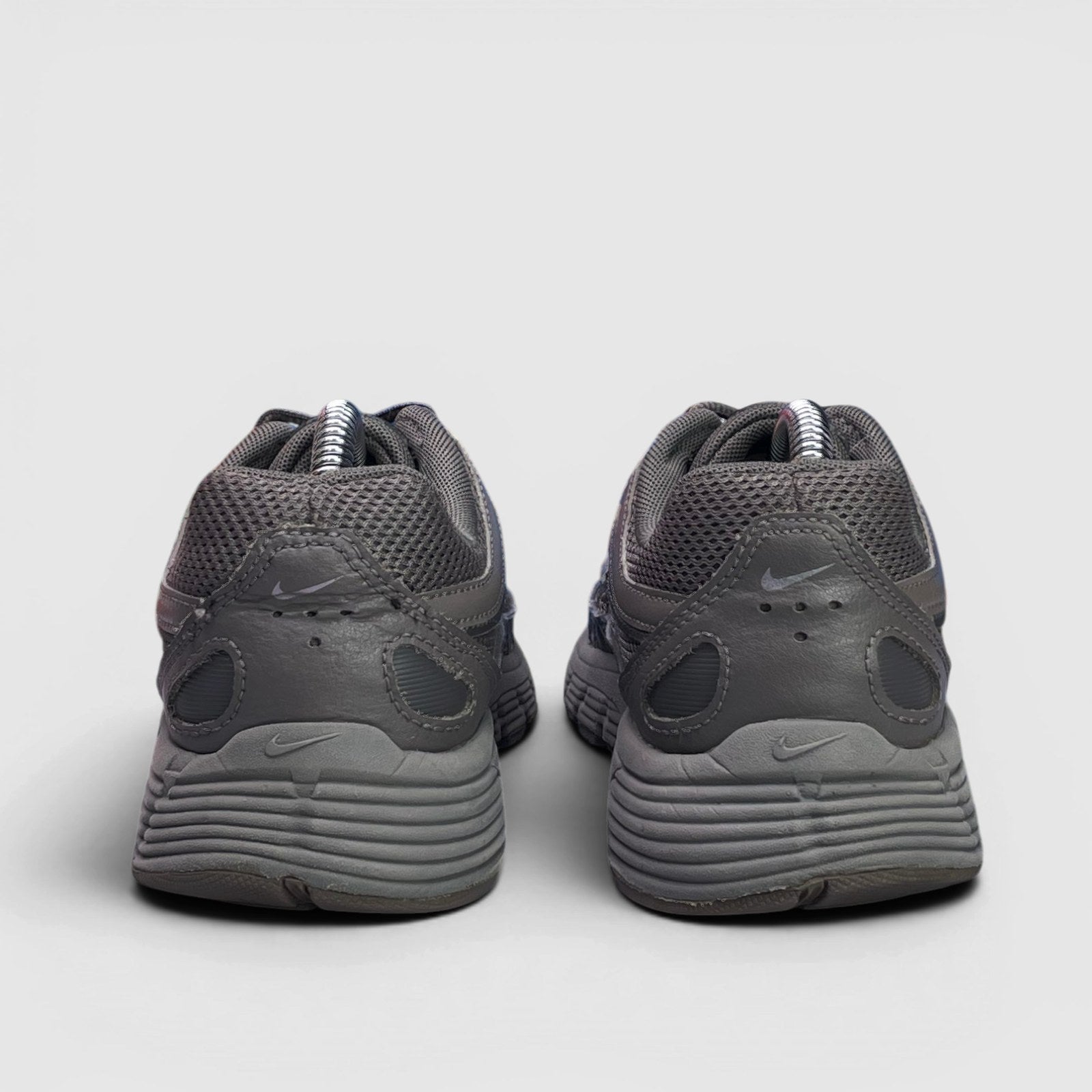 Nike P-6000 GS Cave Stone — buty sportowe damskie w bardzo dobrym stanie rozmiar 37.5, widok z tyłu