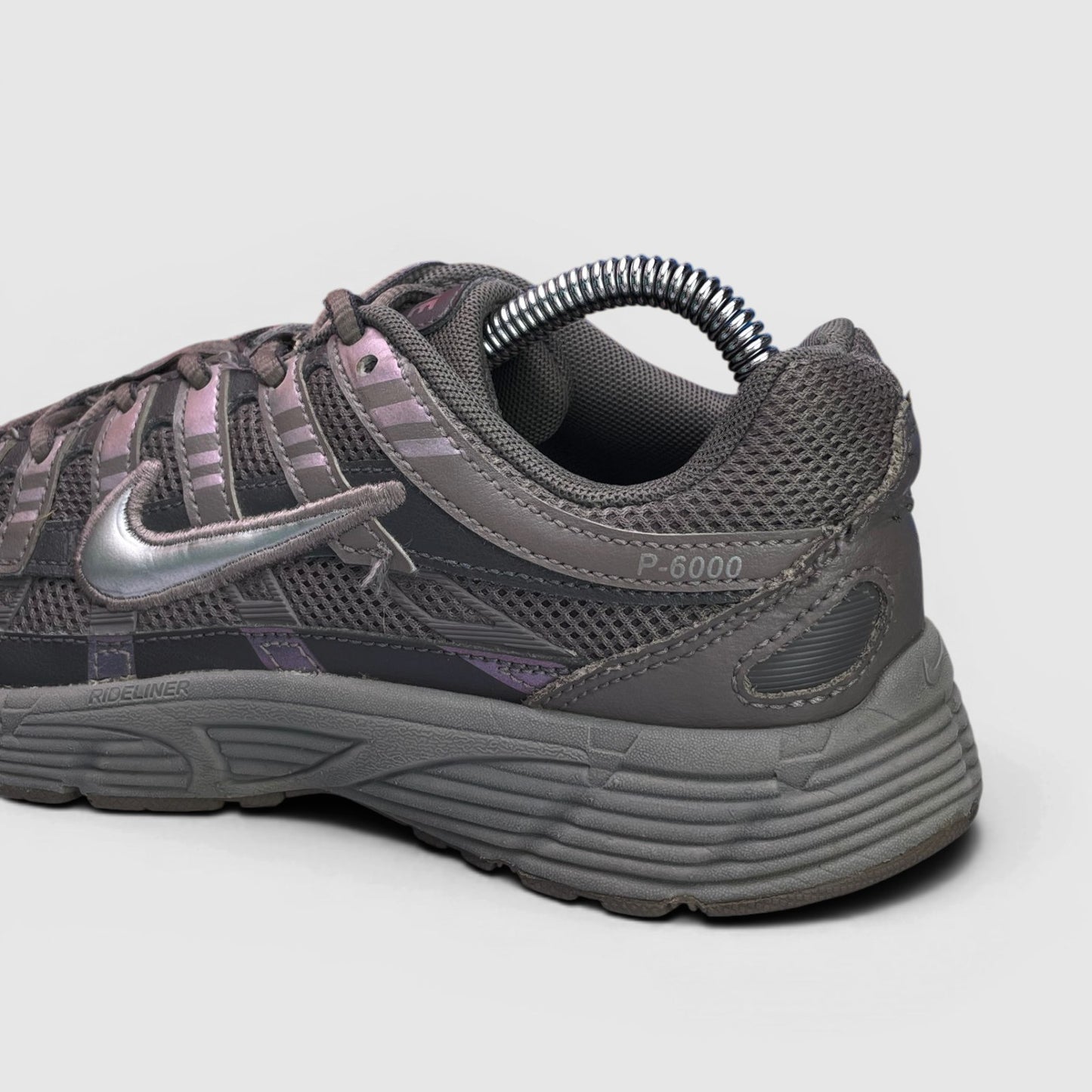 Nike P-6000 GS Cave Stone — buty sportowe damskie w bardzo dobrym stanie rozmiar 37.5, detal