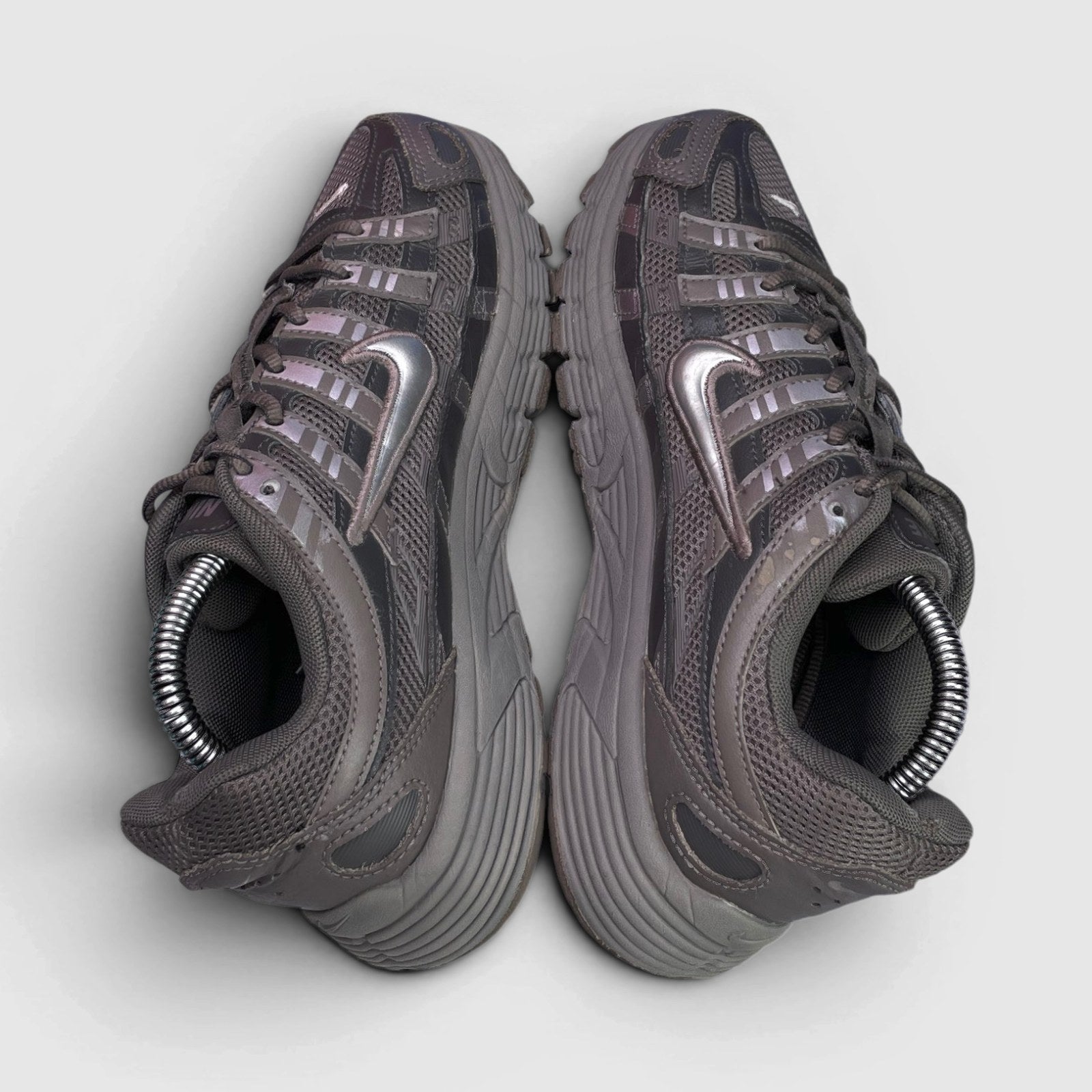 Nike P-6000 GS Cave Stone — buty sportowe damskie w bardzo dobrym stanie rozmiar 37.5, widok z góry