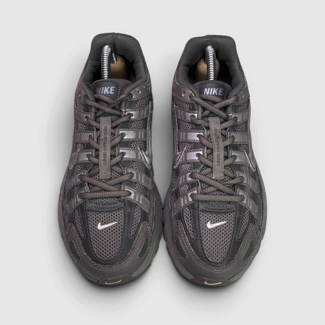 Nike P-6000 GS Cave Stone — buty sportowe damskie w bardzo dobrym stanie rozmiar 37.5, widok z góry