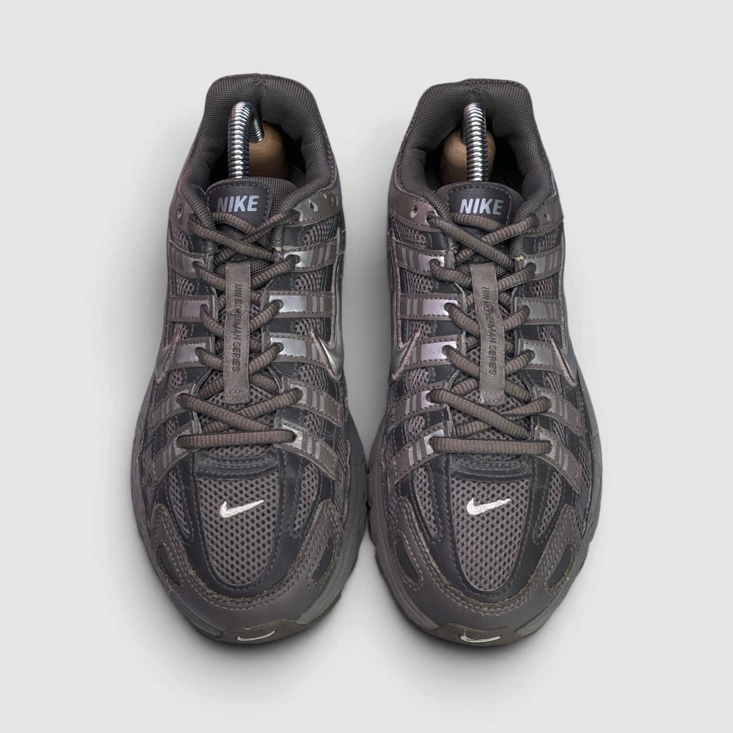 Nike P-6000 GS Cave Stone — buty sportowe damskie w bardzo dobrym stanie rozmiar 37.5, widok z góry