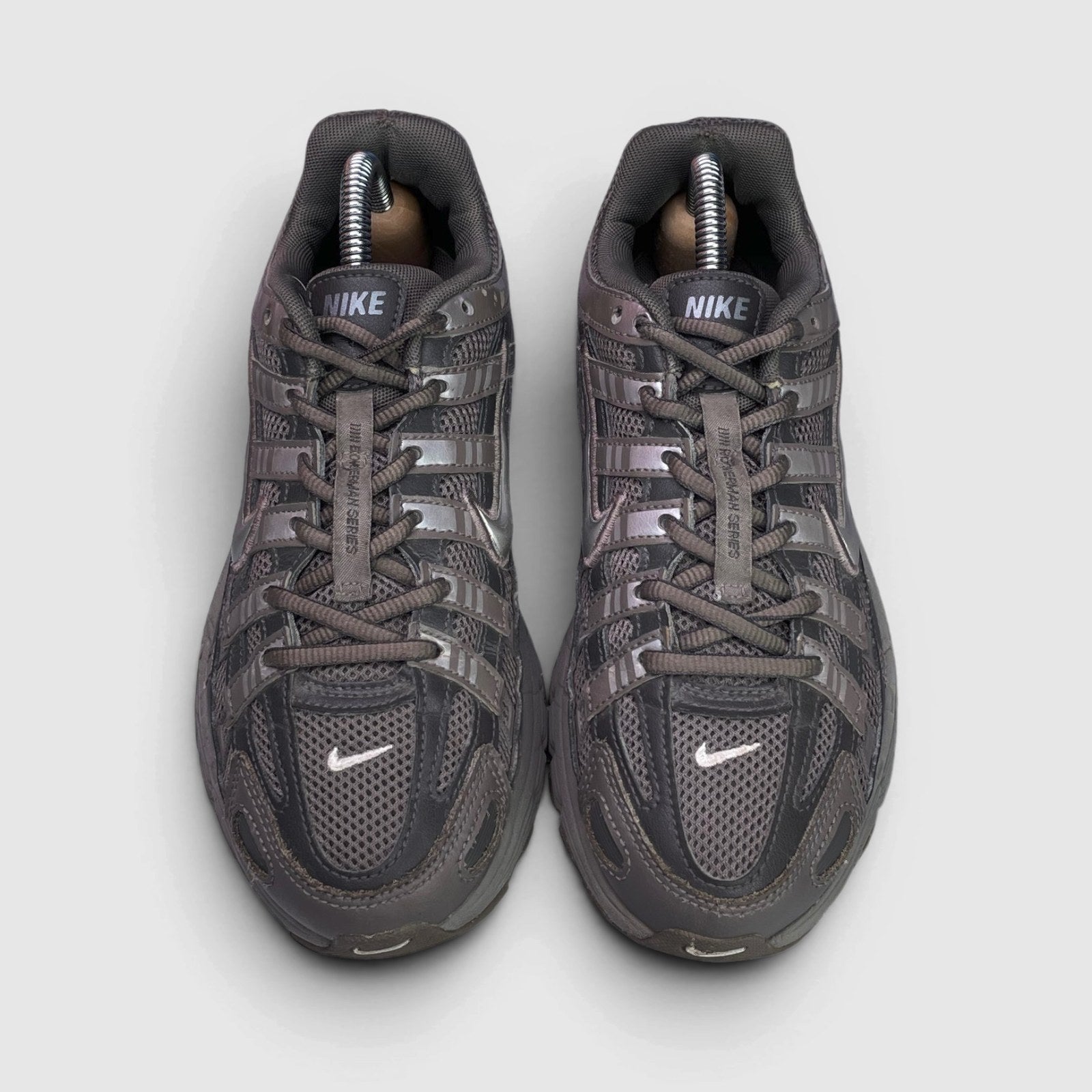 Nike P-6000 GS Cave Stone — buty sportowe damskie w bardzo dobrym stanie rozmiar 37.5, widok z góry