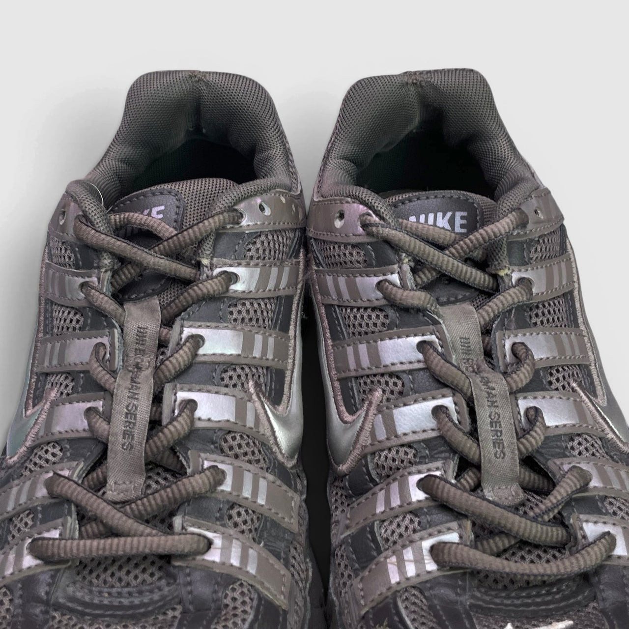 Nike P-6000 GS Cave Stone — buty sportowe damskie w bardzo dobrym stanie rozmiar 37.5, język buta