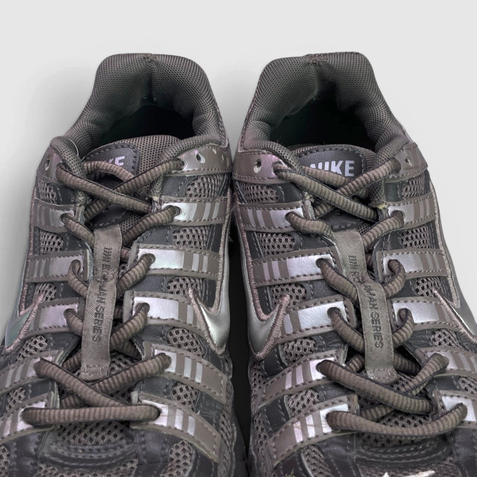 Nike P-6000 GS Cave Stone — buty sportowe damskie w bardzo dobrym stanie rozmiar 37.5, język buta