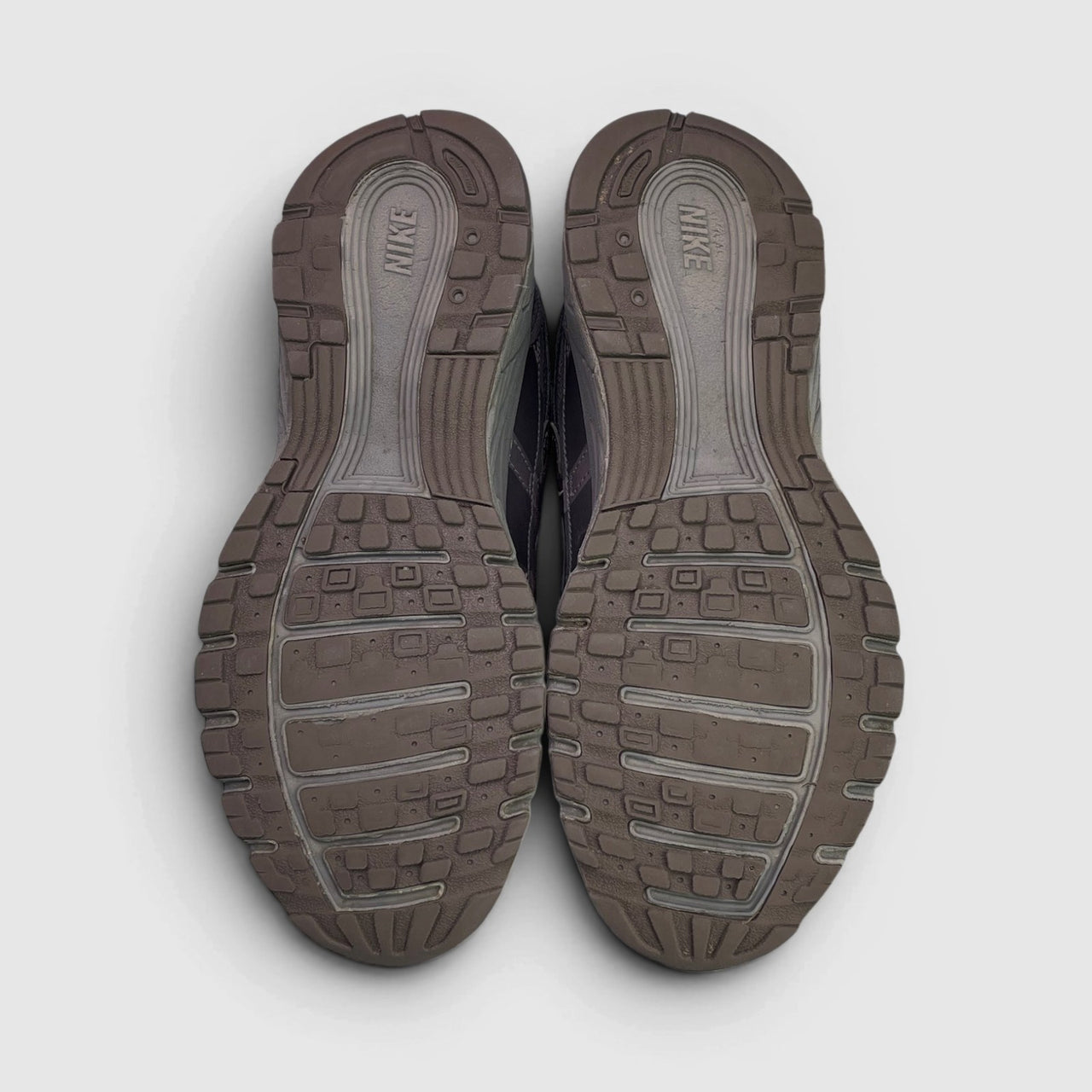 Nike P-6000 GS Cave Stone — buty sportowe damskie w bardzo dobrym stanie rozmiar 37.5, podeszwa