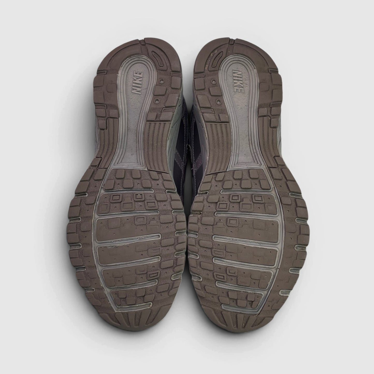 Nike P-6000 GS Cave Stone — buty sportowe damskie w bardzo dobrym stanie rozmiar 37.5, podeszwa