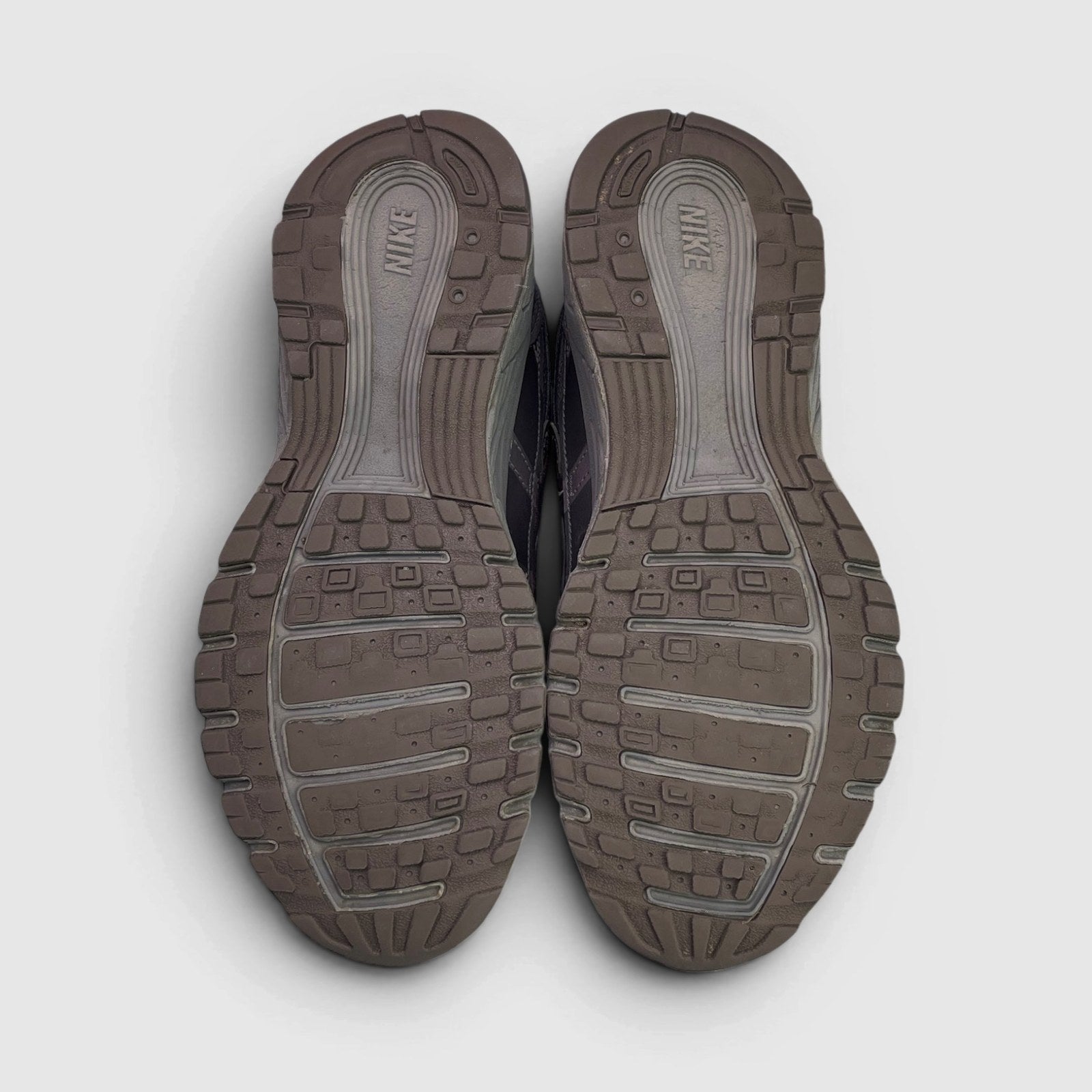 Nike P-6000 GS Cave Stone — buty sportowe damskie w bardzo dobrym stanie rozmiar 37.5, podeszwa