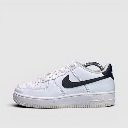Nike Air Force 1 Low White Black — buty sportowe damskie w bardzo dobrym stanie rozmiar 36.5, boczny profil, lewa strona