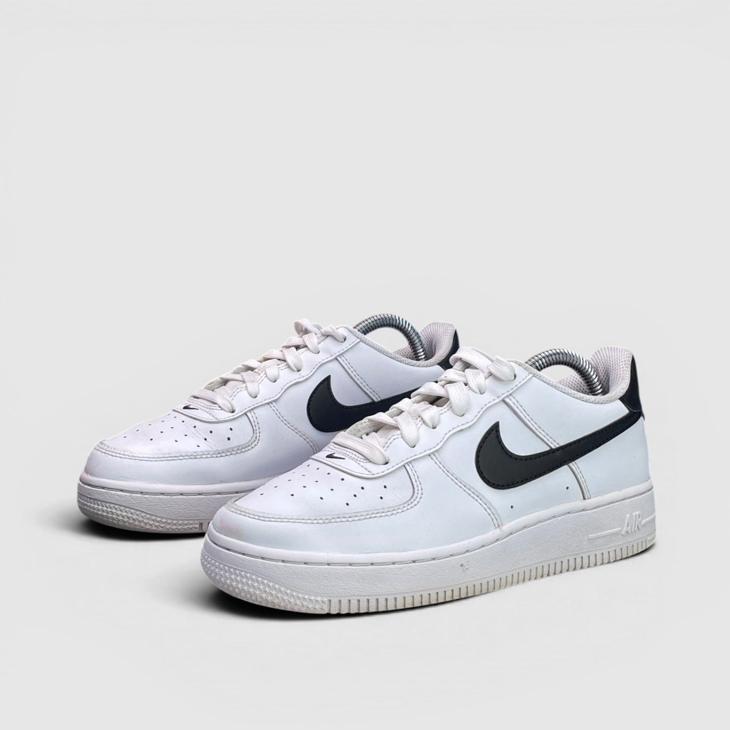 Nike Air Force 1 Low White Black — buty sportowe damskie w bardzo dobrym stanie rozmiar 36.5, para butów