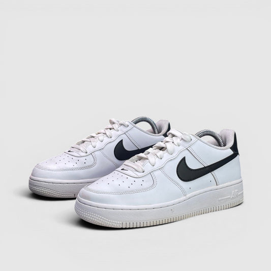Nike Air Force 1 Low White Black — buty sportowe damskie w bardzo dobrym stanie rozmiar 36.5, para butów