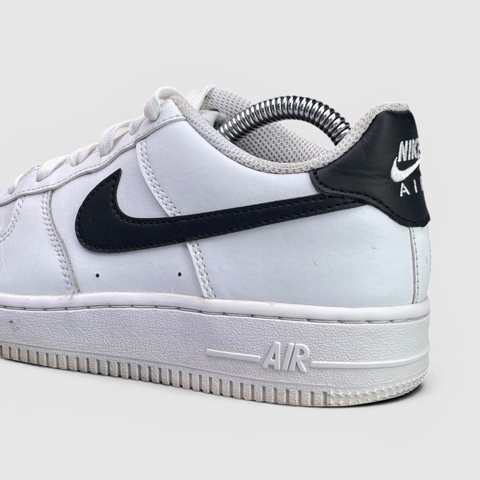 Nike Air Force 1 Low White Black — buty sportowe damskie w bardzo dobrym stanie rozmiar 36.5, detal