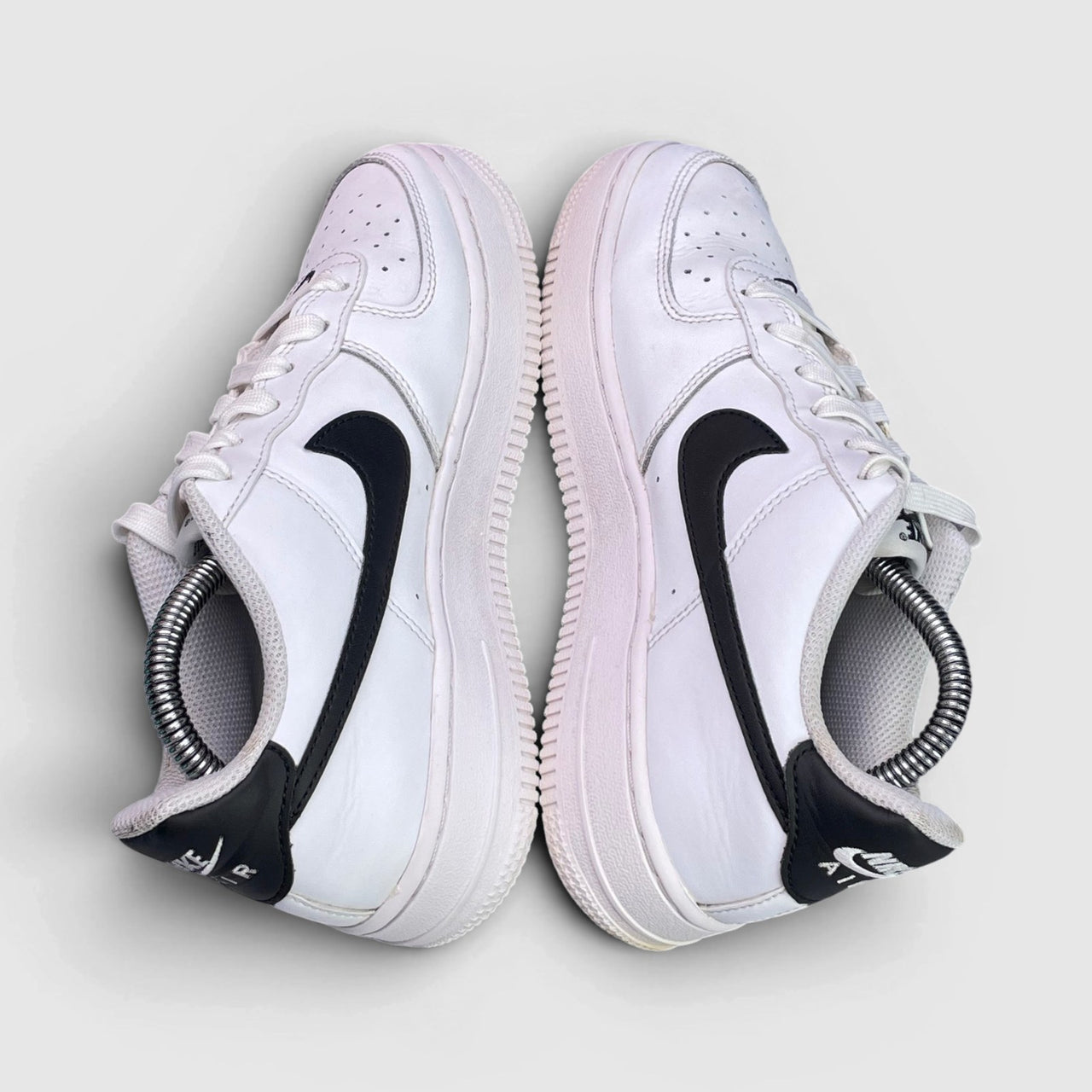 Nike Air Force 1 Low White Black — buty sportowe damskie w bardzo dobrym stanie rozmiar 36.5, widok z góry