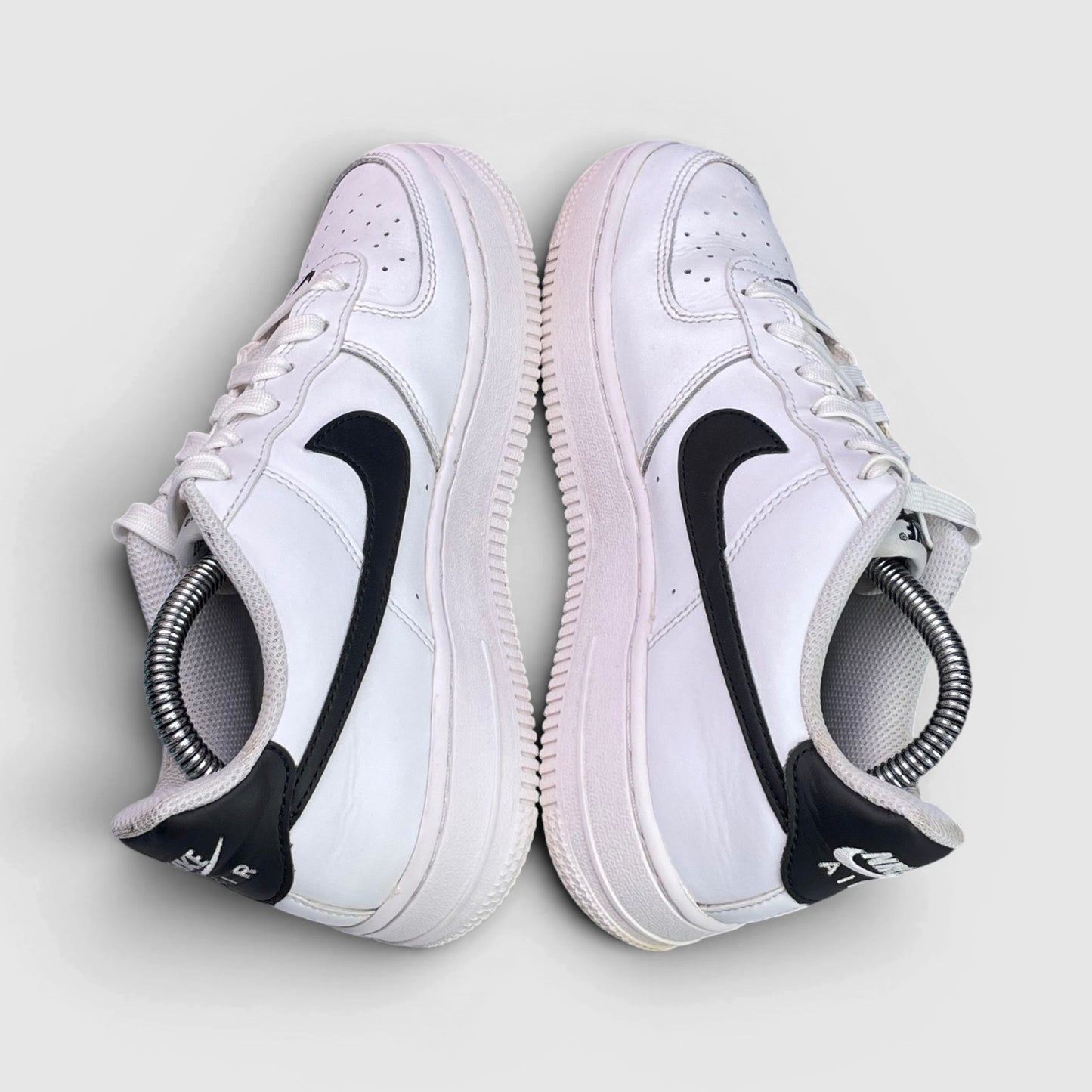 Nike Air Force 1 Low White Black — buty sportowe damskie w bardzo dobrym stanie rozmiar 36.5, widok z góry