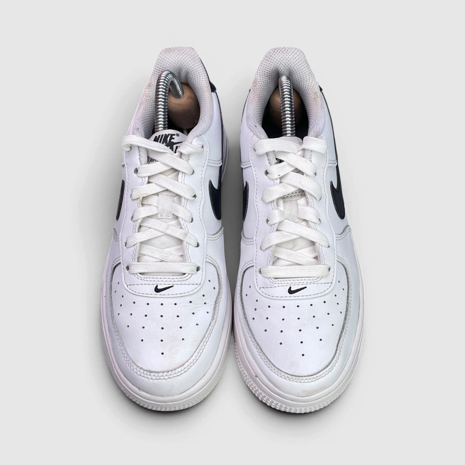 Nike Air Force 1 Low White Black — buty sportowe damskie w bardzo dobrym stanie rozmiar 36.5, widok z przodu