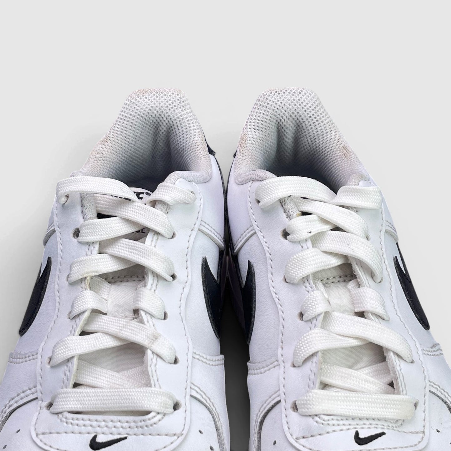 Nike Air Force 1 Low White Black — buty sportowe damskie w bardzo dobrym stanie rozmiar 36.5, detal