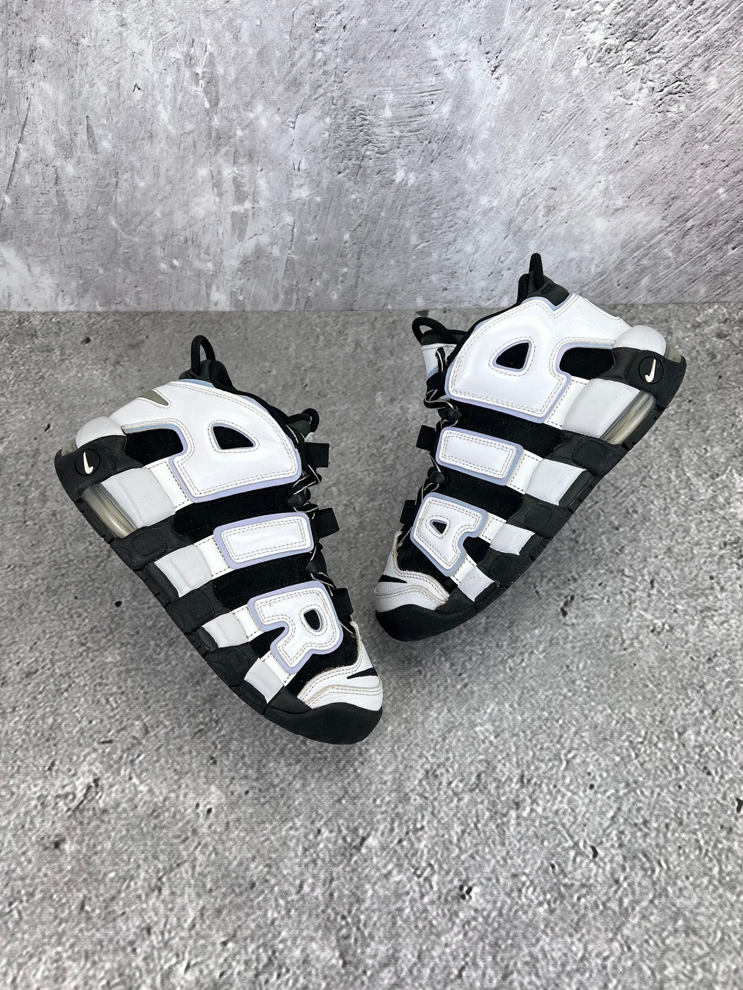 Nike Air More Uptempo GS Cobalt Bliss - buty sportowe, widok z góry na zewnętrzną stronę butów