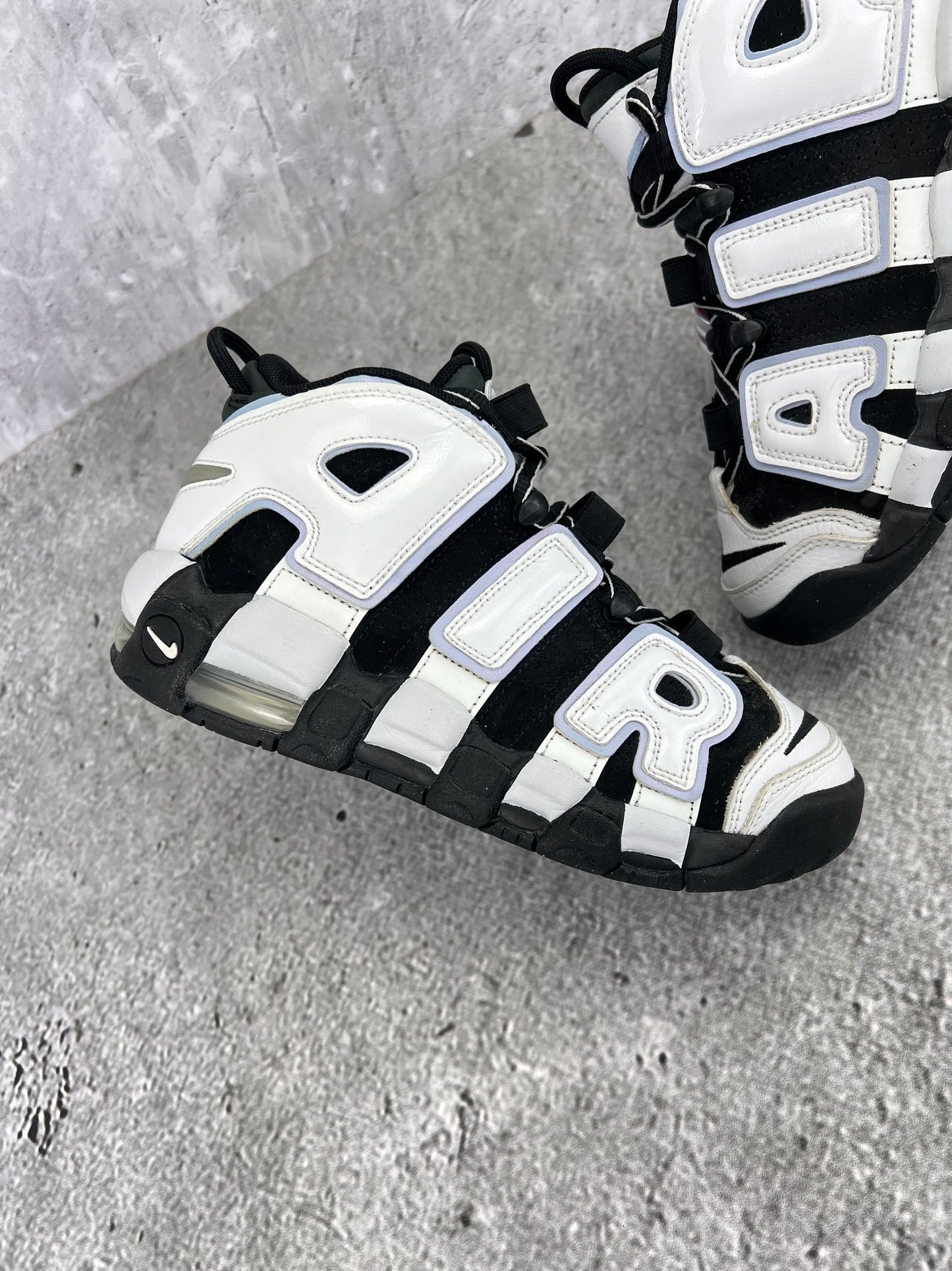 Nike Air More Uptempo GS Cobalt Bliss - buty sportowe, zewnętrzny panel prawego buta