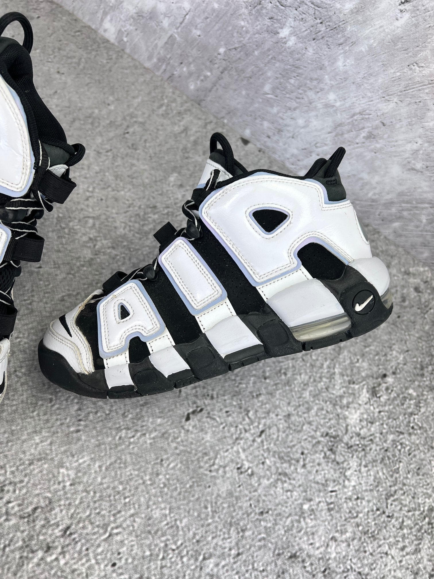 Nike Air More Uptempo GS Cobalt Bliss - buty sportowe, zewnętrzny panel lewego buta