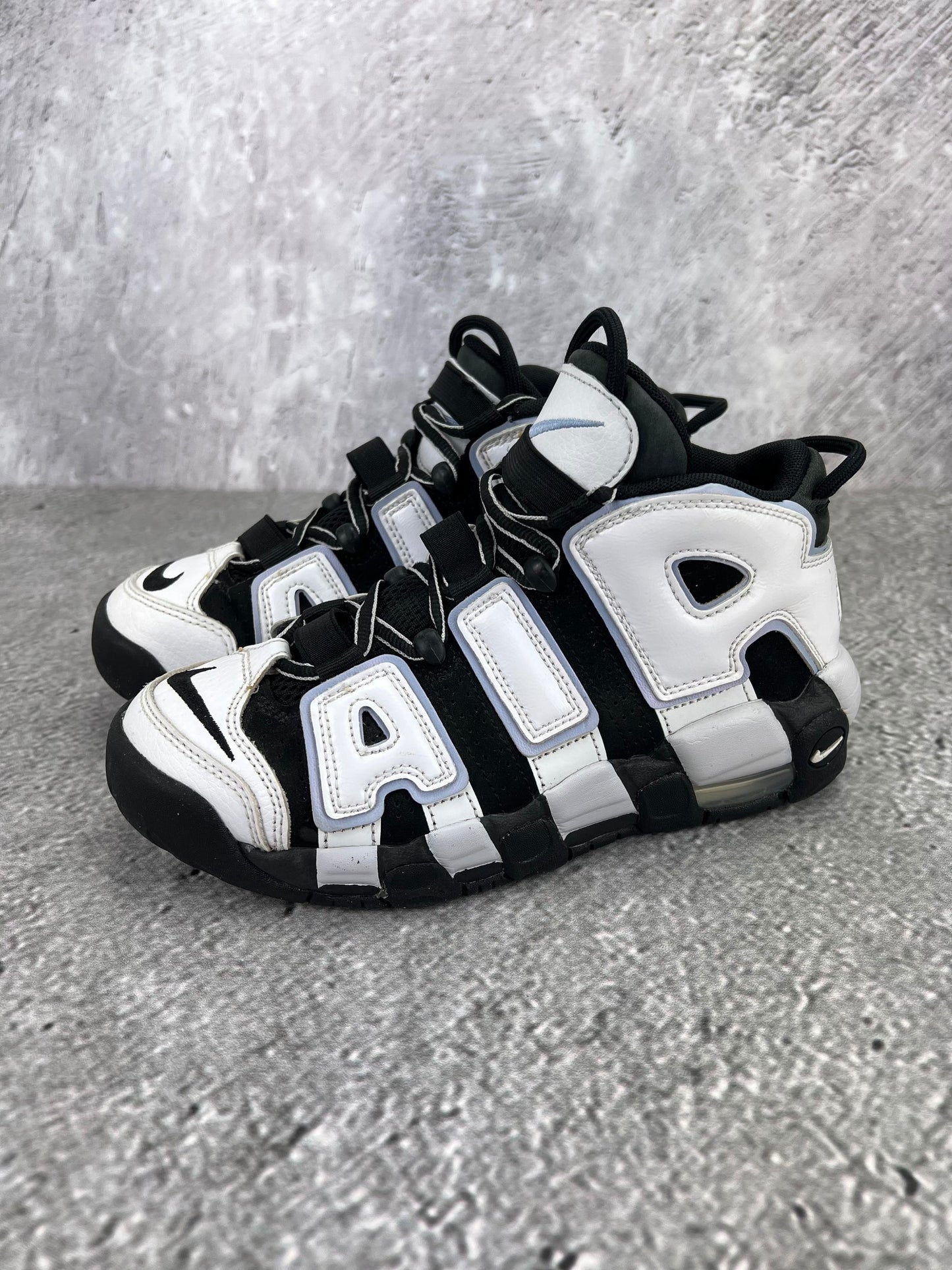 Nike Air More Uptempo GS Cobalt Bliss - buty sportowe, widok z boku na tle studyjnym