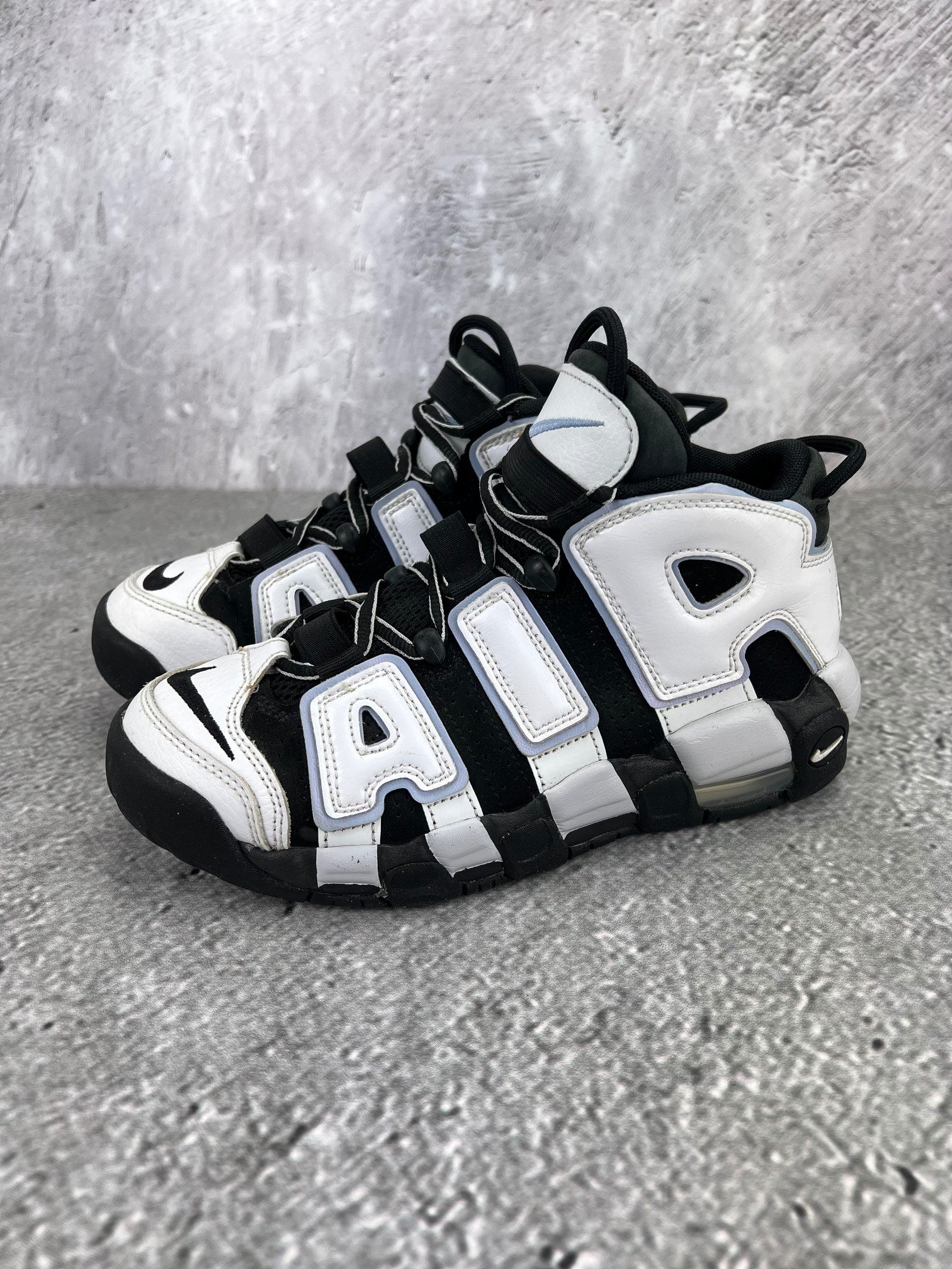 Nike Air More Uptempo GS Cobalt Bliss - buty sportowe, widok z boku na tle studyjnym