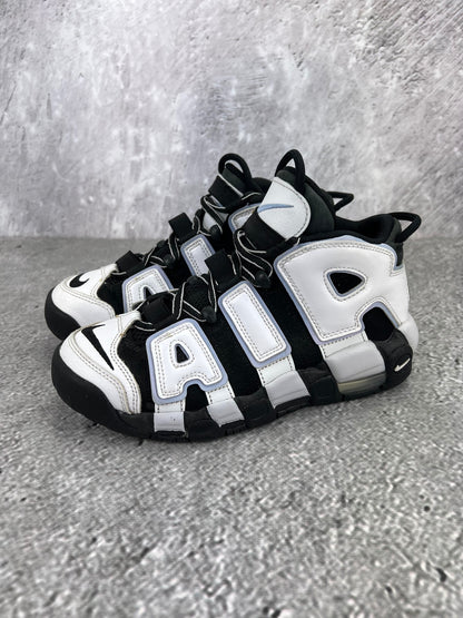 Nike Air More Uptempo GS Cobalt Bliss - buty sportowe, widok z boku na tle studyjnym