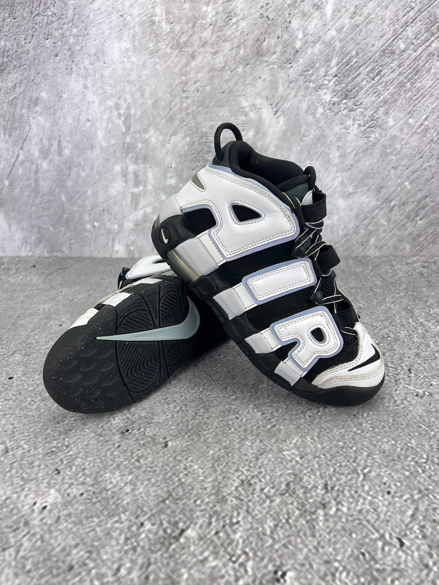Nike Air More Uptempo GS Cobalt Bliss - buty sportowe, para butów, widok z boku na tle studyjnym