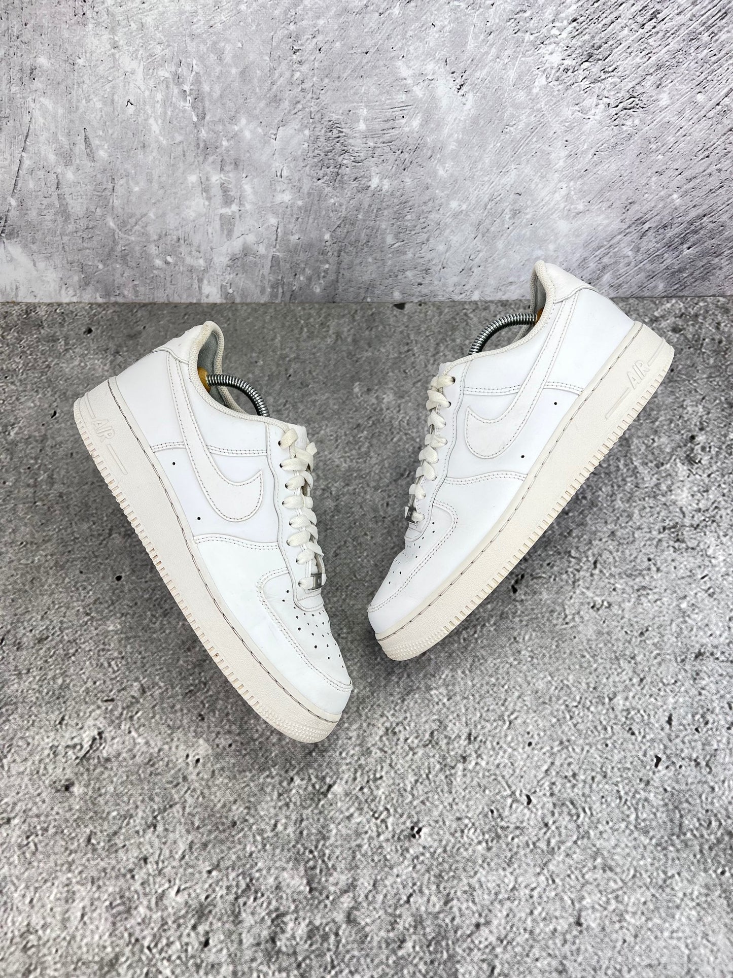 Nike Air Force 1 Low Triple White - buty sportowe, widok z góry na zewnętrzną stronę butów