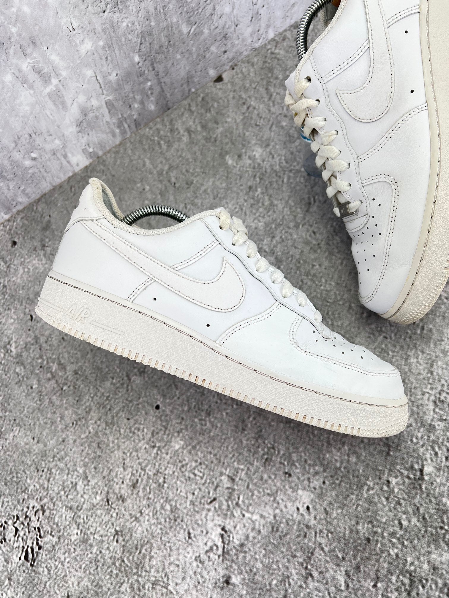 Nike Air Force 1 Low Triple White - buty sportowe, zewnętrzny panel prawego buta
