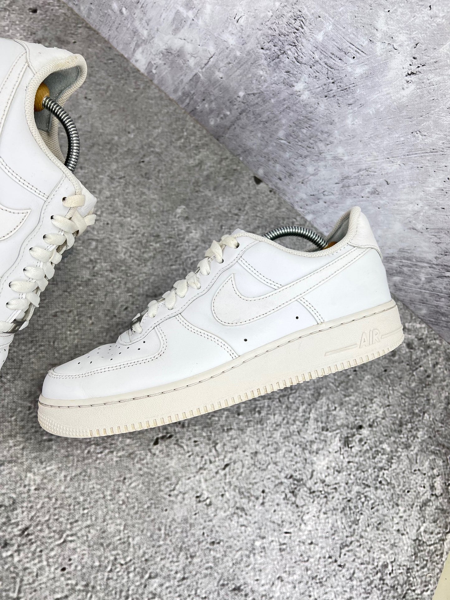 Nike Air Force 1 Low Triple White - buty sportowe, zewnętrzny panel lewego buta