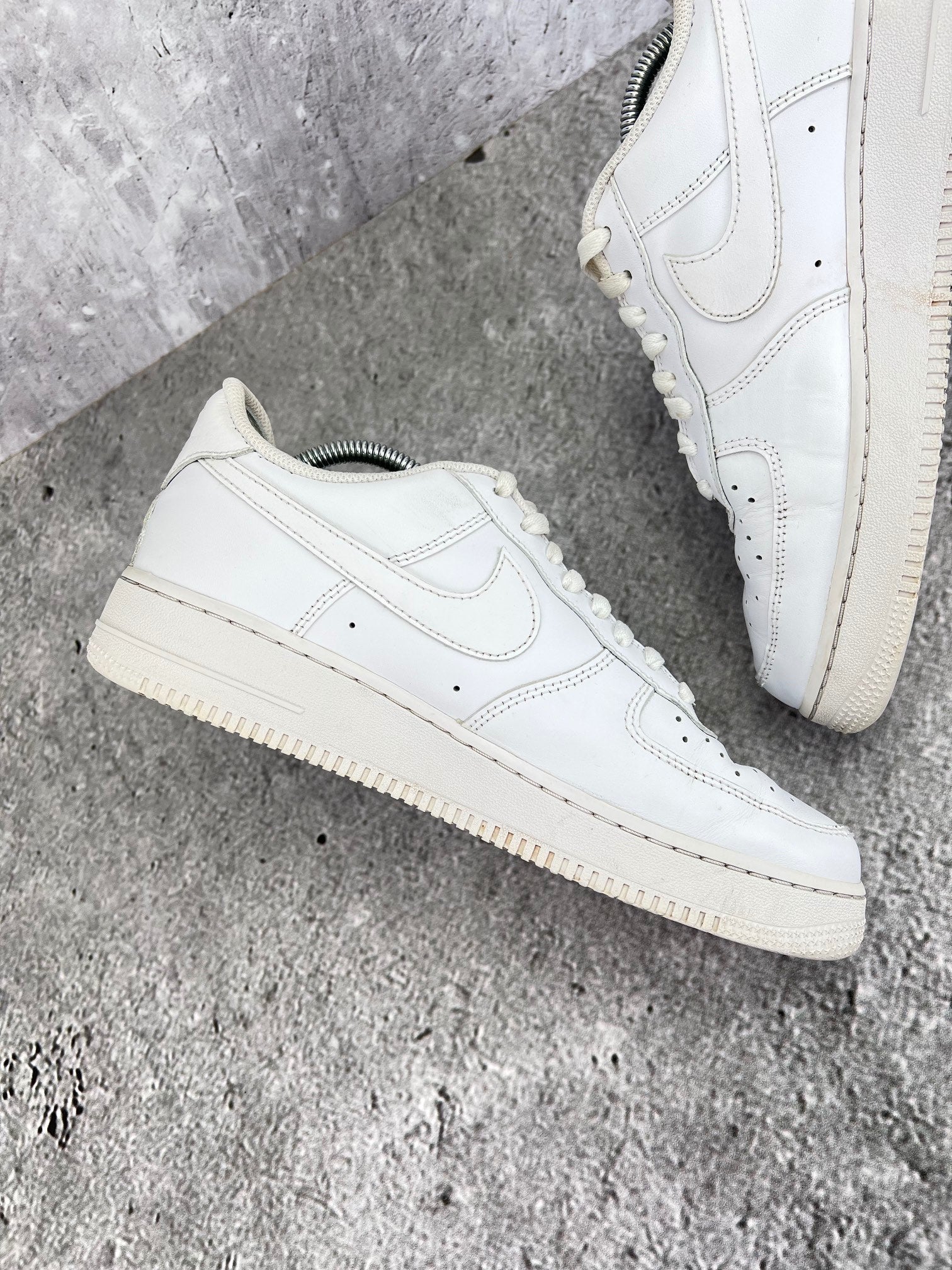 Nike Air Force 1 Low Triple White - buty sportowe, wewnętrzny panel lewego buta