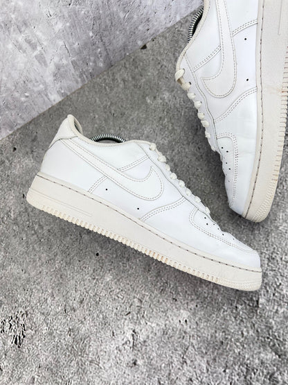 Nike Air Force 1 Low Triple White - buty sportowe, wewnętrzny panel lewego buta