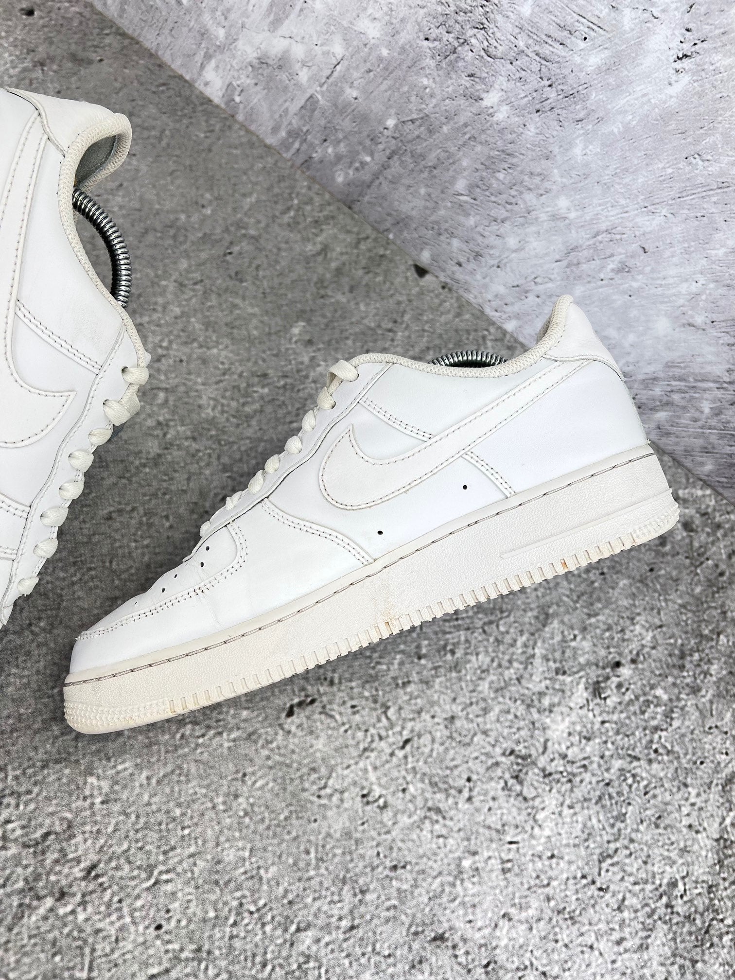Nike Air Force 1 Low Triple White - buty sportowe, wewnętrzny panel prawego buta