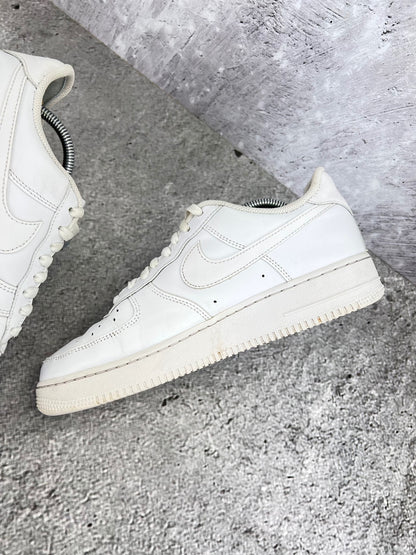 Nike Air Force 1 Low Triple White - buty sportowe, wewnętrzny panel prawego buta