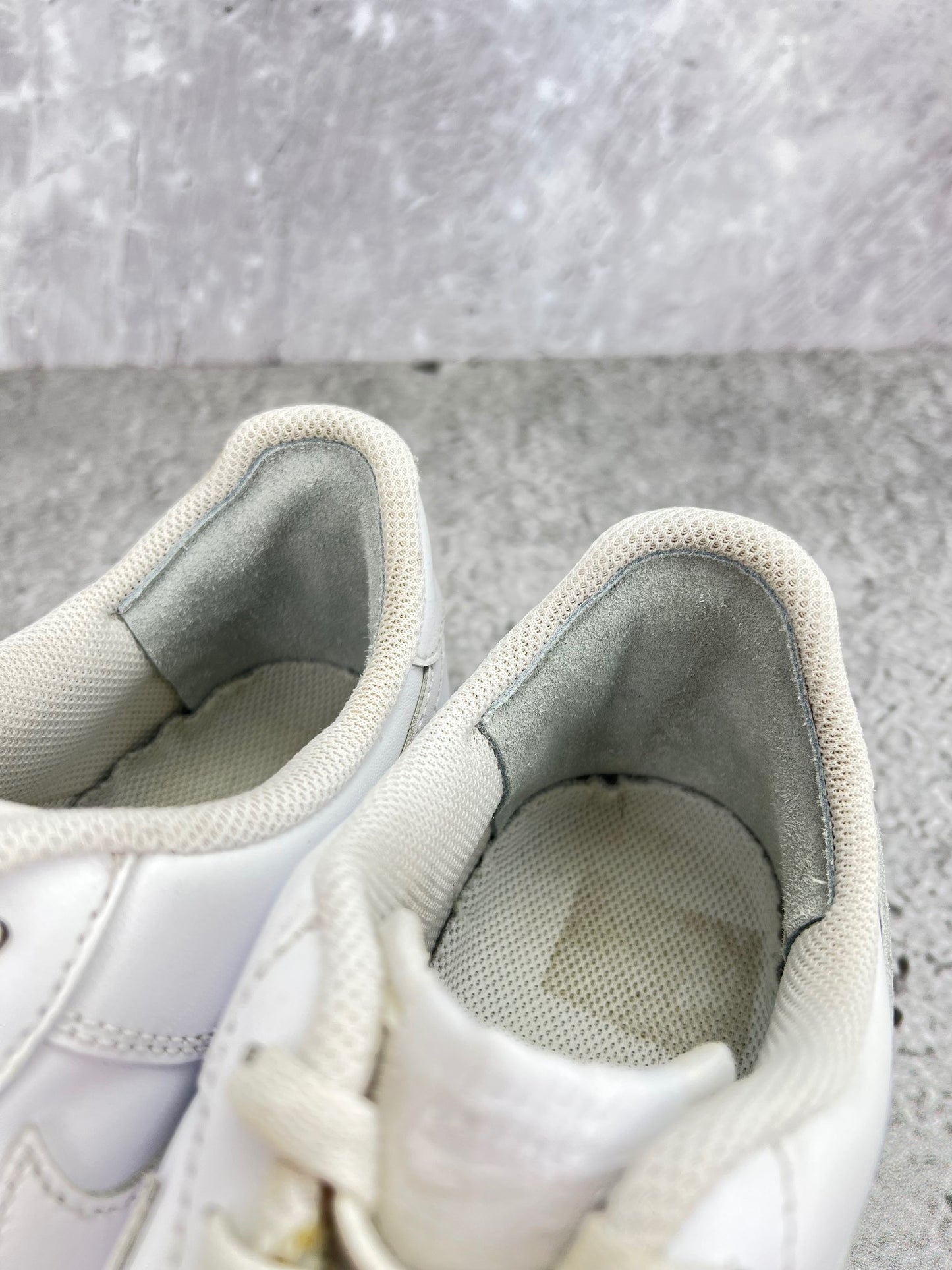 Nike Air Force 1 Low Triple White - buty sportowe, zapiętki butów
