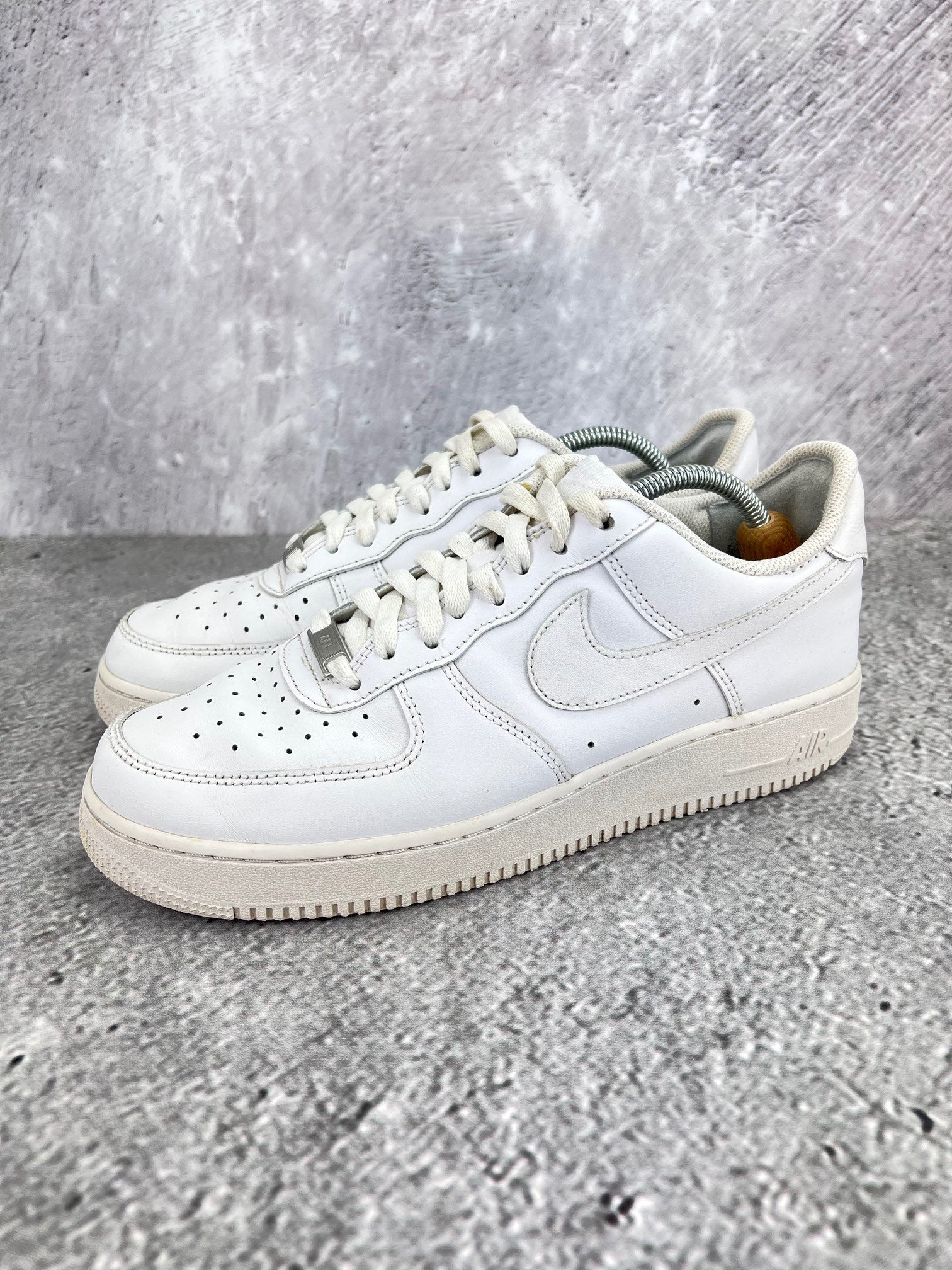 Nike Air Force 1 Low Triple White - buty sportowe, widok z boku na tle studyjnym