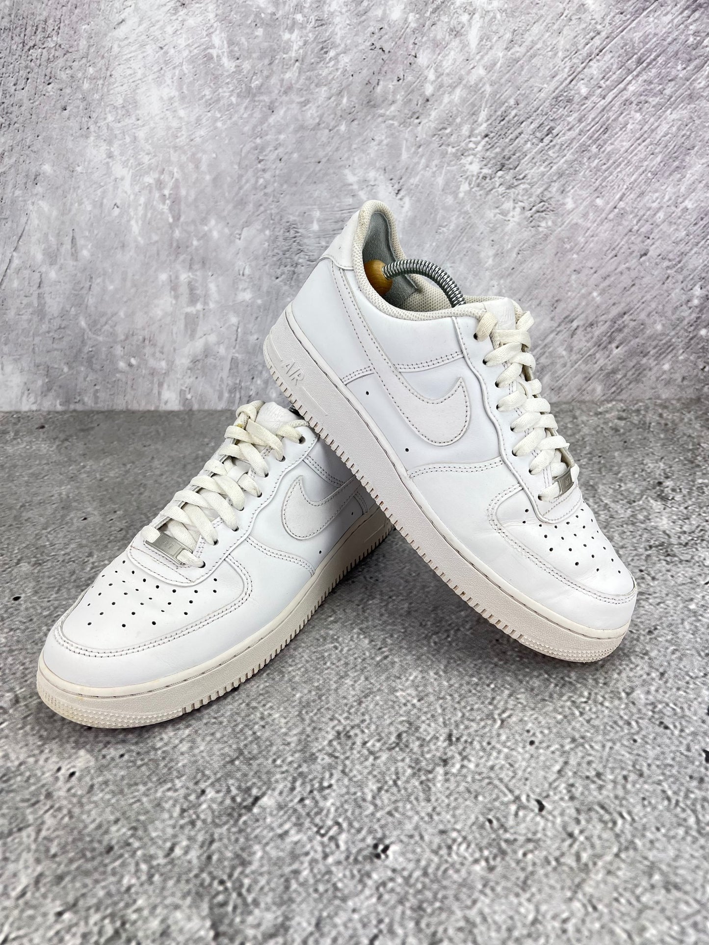 Nike Air Force 1 Low Triple White - buty sportowe, para butów, widok z boku na tle studyjnym