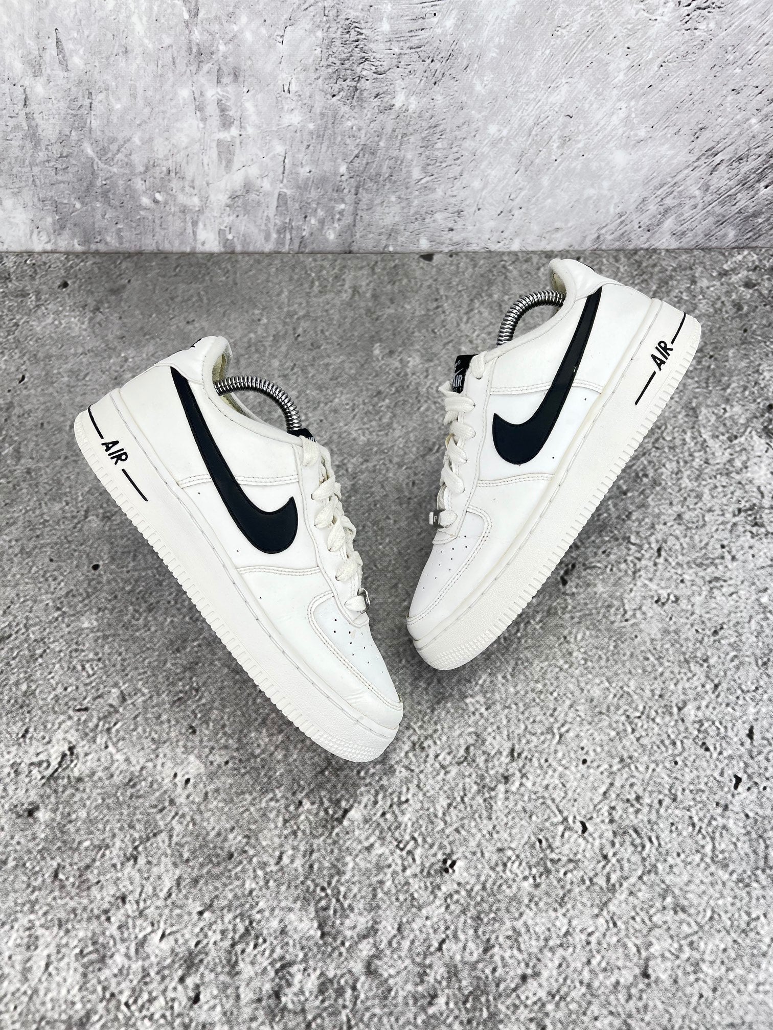 Nike Air Force 1 Low White Black - buty sportowe, widok z góry na zewnętrzną stronę butów
