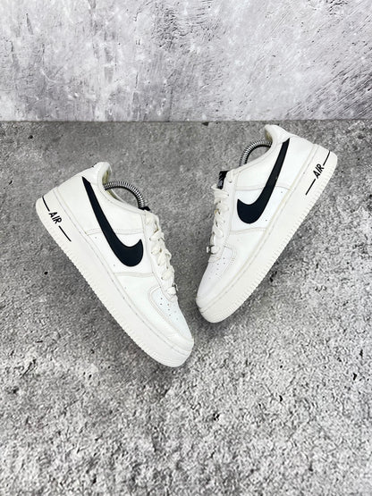 Nike Air Force 1 Low White Black - buty sportowe, widok z góry na zewnętrzną stronę butów
