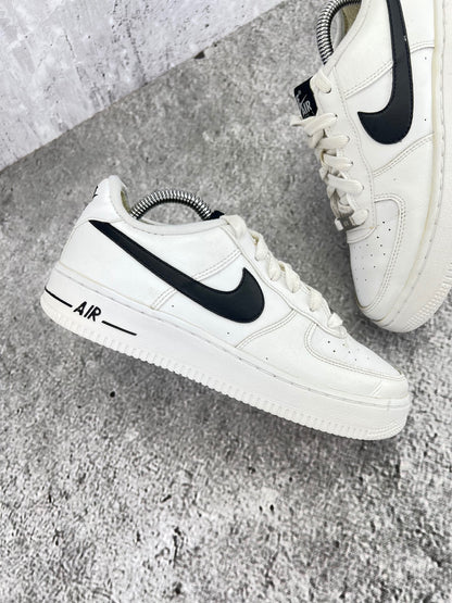 Nike Air Force 1 Low White Black - buty sportowe, zewnętrzny panel prawego buta