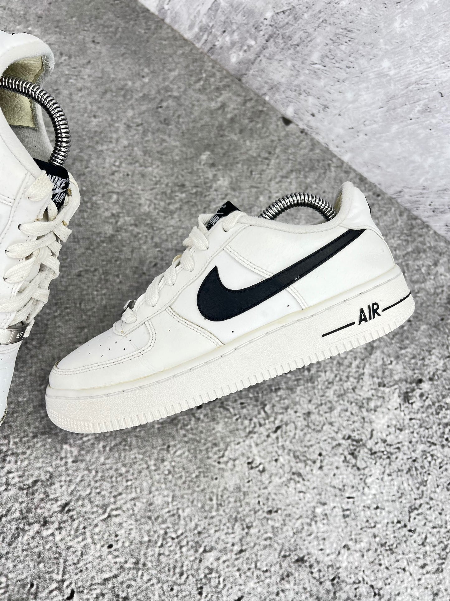 Nike Air Force 1 Low White Black - buty sportowe, zewnętrzny panel lewego buta