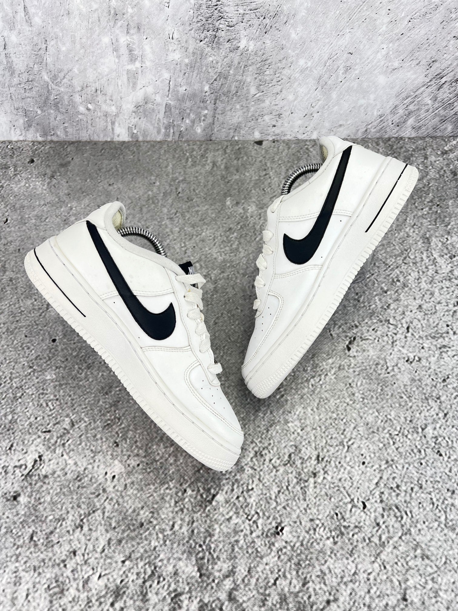 Nike Air Force 1 Low White Black - buty sportowe, widok z góry na wewnętrzną stronę butów