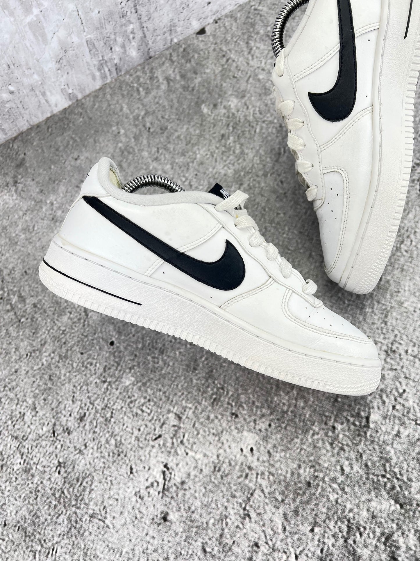 Nike Air Force 1 Low White Black - buty sportowe, wewnętrzny panel lewego buta