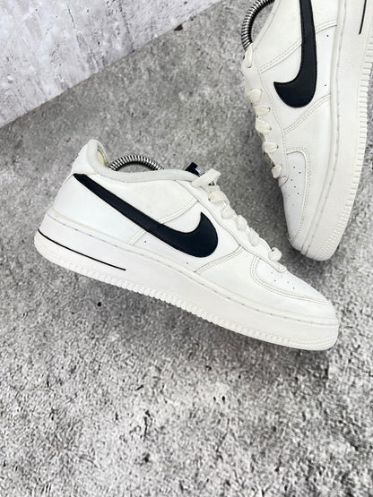 Nike Air Force 1 Low White Black - buty sportowe, wewnętrzny panel lewego buta